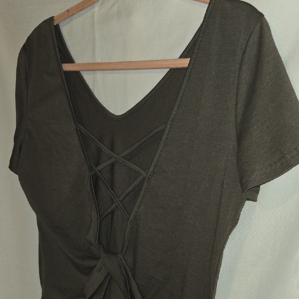 LilyCoco Olive Green Fitted Short Sleeve Tee With Cut Out Back Medium - Picture 7 of 8